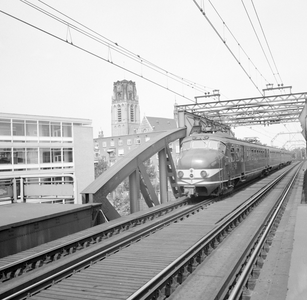 151715 Afbeelding van het electrische treinstel nr. 743 (Mat. 1954, plan G ) van de N.S. bij het N.S.-station Rotterdam ...